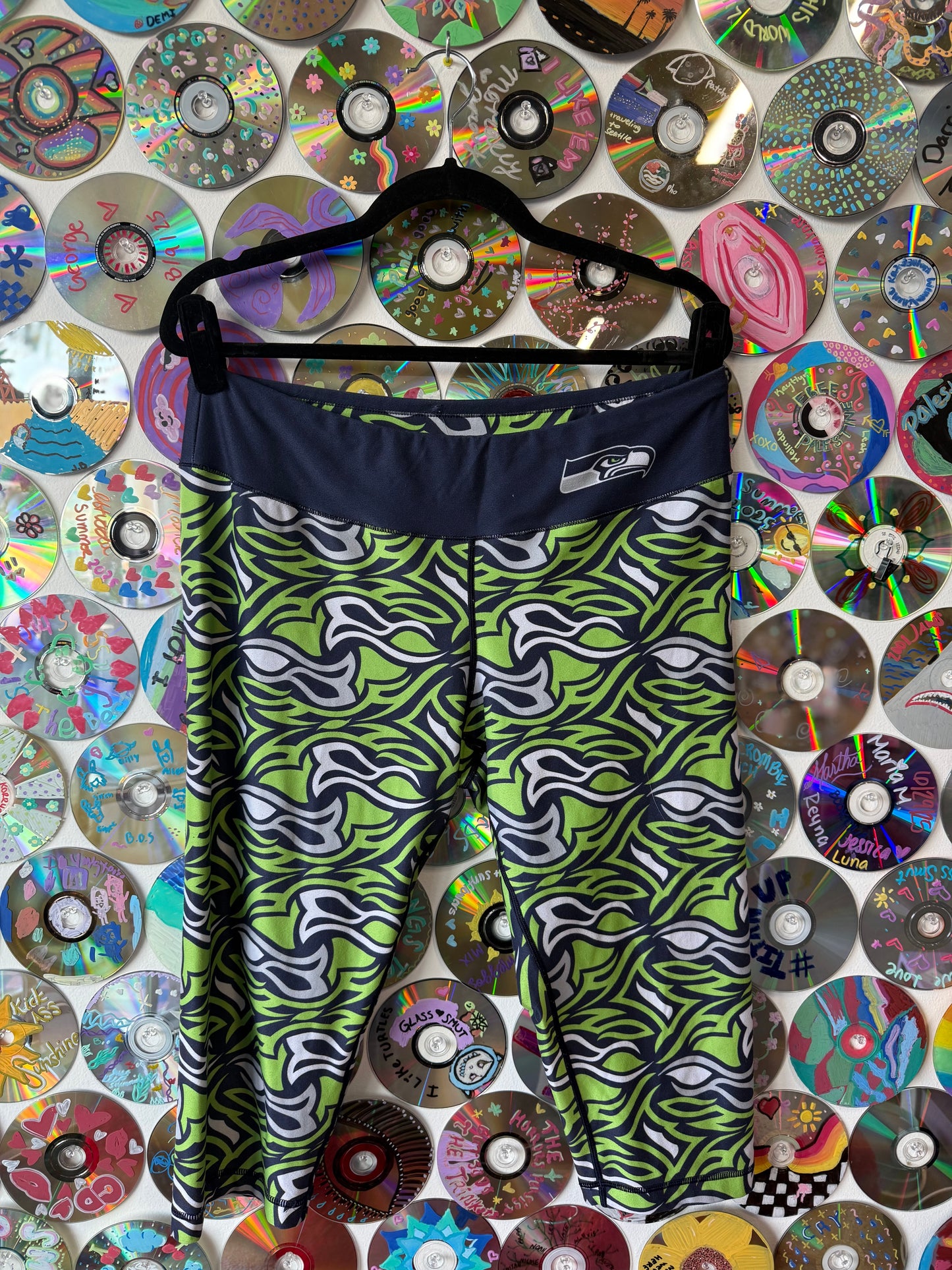 #15 - NFL Team Apparel Seahawks Capri Athletic Leggings - XL
