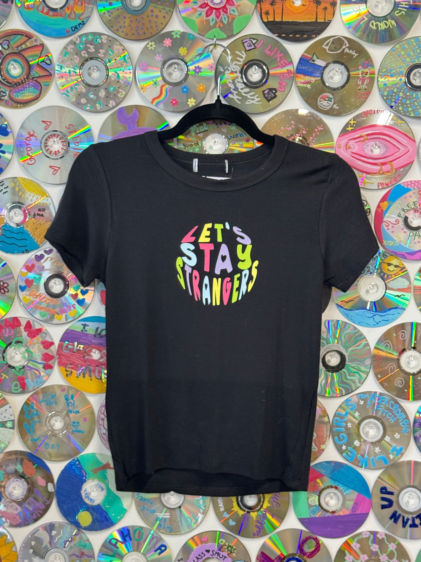 #919 - Let's Stay Strangers Circle t-shirt - M